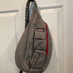 Kavu sling bag. In good condition! Black, red and white.